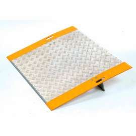 Global Industrial High-Traction Aluminum Dock Plate 36"W x 36"L 2000 Lb. Capacity